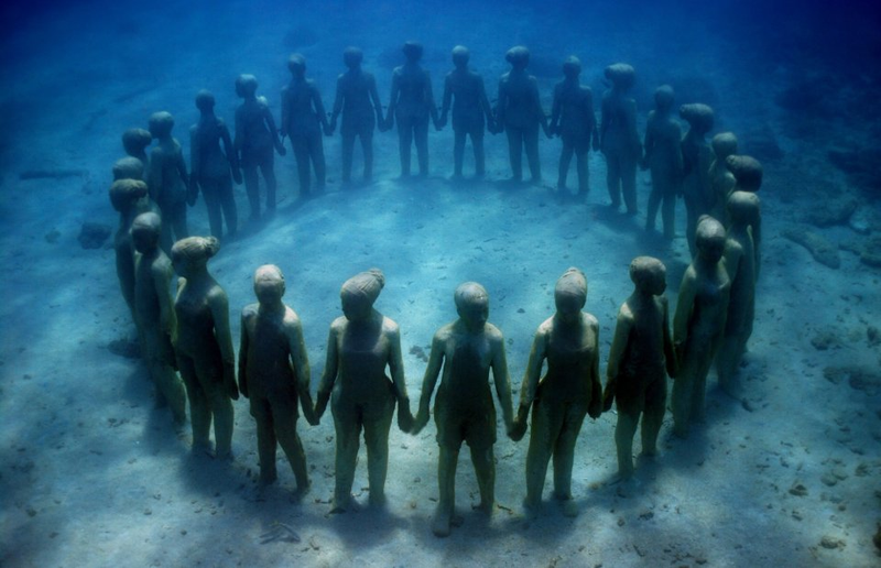 Illustration for article titled The Astonishing Treasures of Underwater Art Galleries